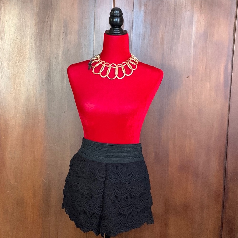 Black Cotton Crochet Lace Tiered Shorts M/L NWOT - Picture 8 of 9